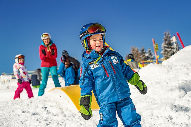 <p>Skifahren lernen macht Spaß. Die Flachauer Skilehrer und Skilehrerinnen zeigen den Kindern spielerisch die ersten Schwünge im Schnee.</p>