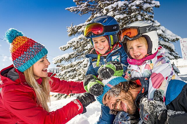 <p>Fun in the snow for the whole family - relaxing vacations are guaranteed in Flachau.</p>