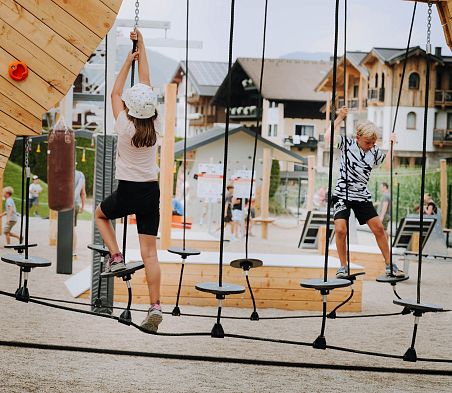 Kinder klettern über den Ninja-Parcours im Erlebnispark FUNSPACE Flachau.