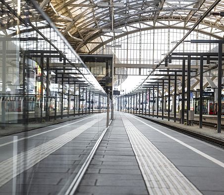 Der Salzburger Hauptbahnhof ist der wichtigste Bahnhof des Ballungsraumes Salzburg und ein wichtiger Verkehrsknotenpunkt im Westen Österreichs.