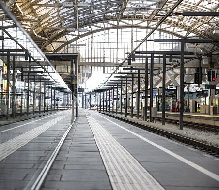 Der Salzburger Hauptbahnhof ist der wichtigste Bahnhof des Ballungsraumes Salzburg und ein wichtiger Verkehrsknotenpunkt im Westen Österreichs.