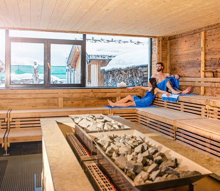 Zwei Personen sitzen in der Sauna in der Erlebnis-Therme Amadé, SalzburgerLand.