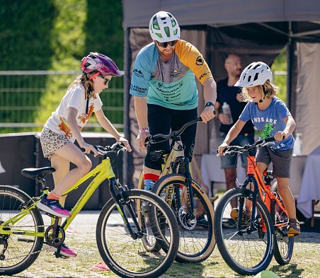 Pumptrack-Vorbereitung von Kindern durch einen Guide in Flachau, Österreich.