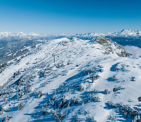 Der Lift "Panorama Link" im Winter in einer verschneiten Berglandschaft