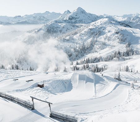 Drohnenaufnahme vom verschneiten Shuttleberg Flachauwinkl-Kleinarl