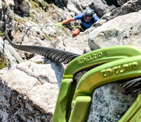 Kletterer im Alpinpark, bestens gesichert durch einen erfahrenen Guide.