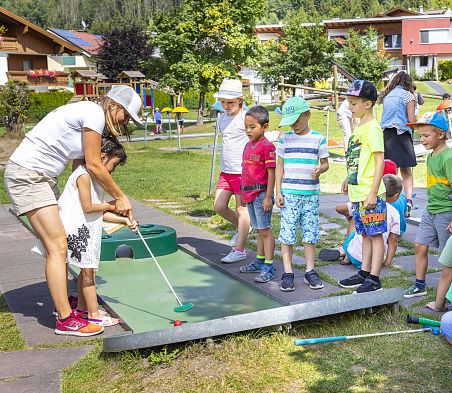 Kidsgruppe beim Minigolfen in Flachau.