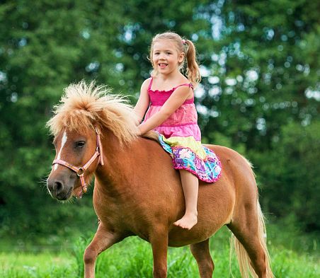 Mädchen beim Ponyreiten in Flachau