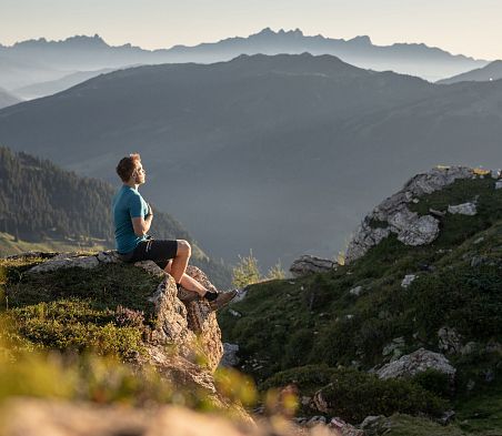 Ein Wanderer genießt die entspannte Atmosphäre am Saukarfunktel in Flachau