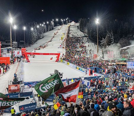 Blick von der vollen Tribüne zur Weltcup-Strecke beim Nachtslalom der Damen in Flachau.