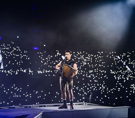 Andreas Gabalier mit Zieharmonika auf der Bühne