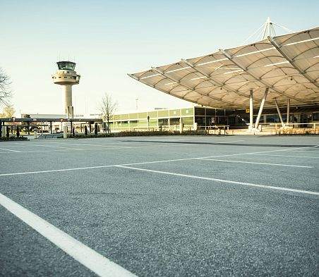 Der Parkplatz vor dem Flughafen in Salzburg