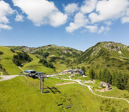 Gamskogel mit Gamskogelbahn und dem Spielplatz Meistercup der Alpentiere