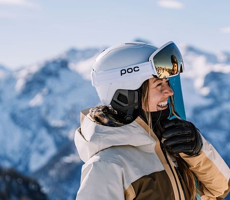 Zwei Skifahrer freuen sich über die herrliche winterliche Bergkulisse im Skiparadies Zauchensee.