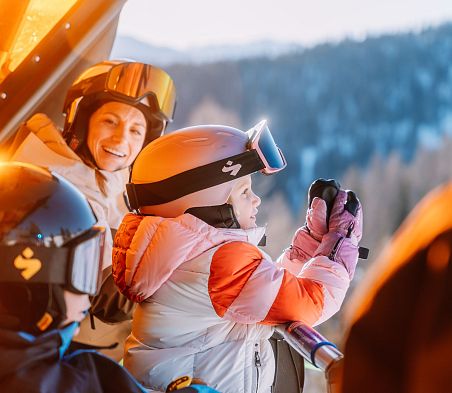 Familie mit Kindern am Sessellift Starjet 3 im Snow Space Salzburg