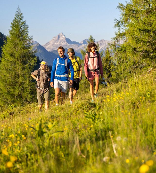 flachau-sommer-wandern-freunde-2