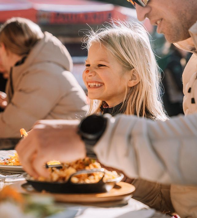 flachau-winter-kulinarik-skihuette-familie