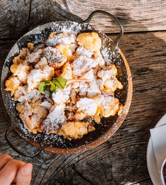 flachau-winter-kulinarik-kaiserschmarrn-huette