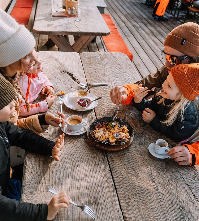 flachau-winter-culinary-skiing-hut-family-4