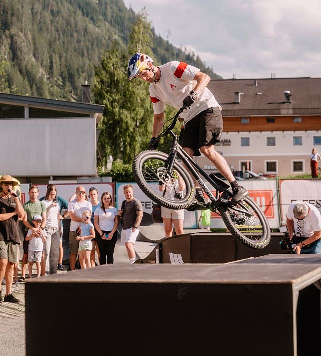 flachau-sommer-events-e-festival-2025-bike-show-stunt