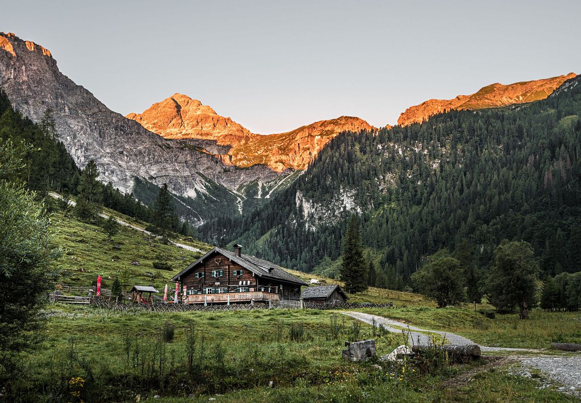 Der Faulkogel golden beleuchtet mit Blick aus vom Marbachtal