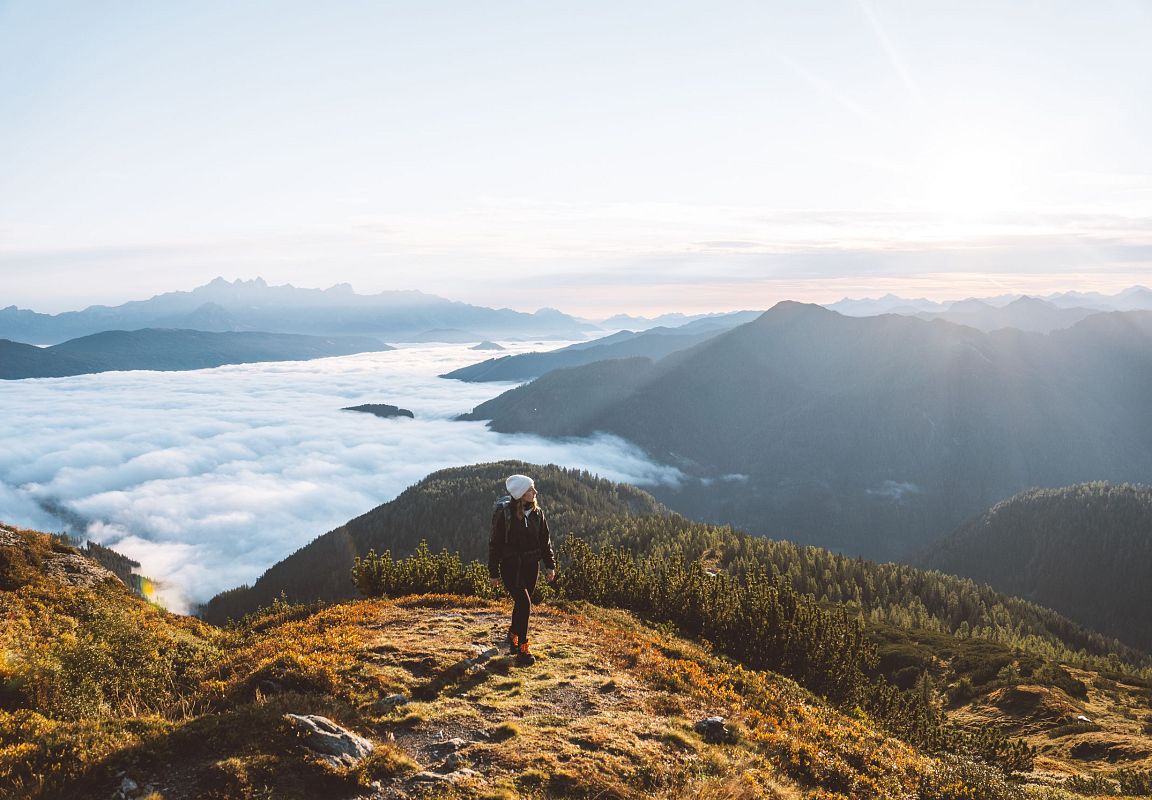 Herbstliche Wanderung über dem Nebelmeer in den Alpen im Salzburger Land, Österreich.