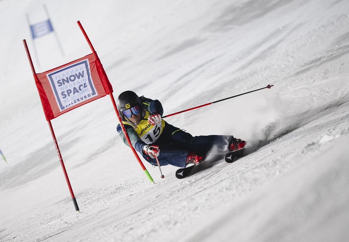 Skirennfahrer Hermann Maier berührt ein rotes Tor bei der Star Challenge 2025 in Flachau.