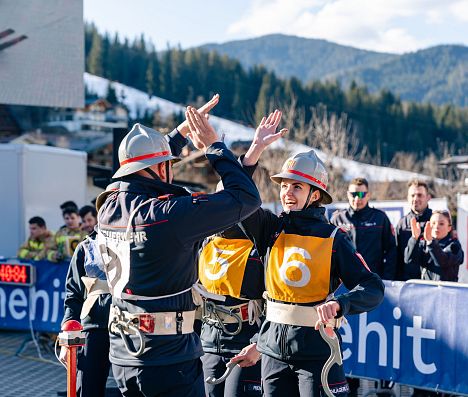 Nach erfolgreichem Teamevent bei den Firefighter Winter Days klatscht Feuerwehrteam ab