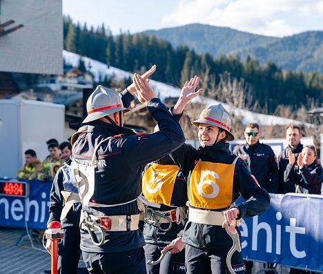 Nach erfolgreichem Teamevent bei den Firefighter Winter Days klatscht Feuerwehrteam ab