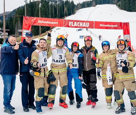 Siegerteam der Firefighter Winter Days 2025 vorm Zielgate der Weltcupstrecke