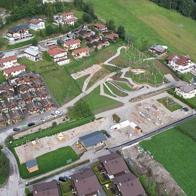 Drohnenaufnahme des fertigen FUNSPACE Flachau mit Outdoor-Parcours und Freizeitanlage inmitten der Flachauer Landschaft.