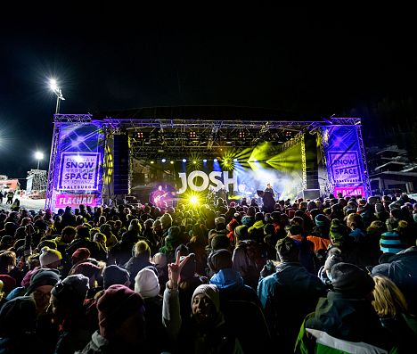 Konzert von Josh mit Menschenmenge vor der Bühne beim Ski Weltcup Fachau.