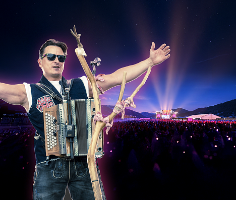 Andreas Gabalier vor Bühne und Publikum mit Scheinwerferlicht