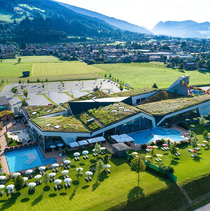 Luftaufnahme der Erlebnistherme Amadé im Sommer.
