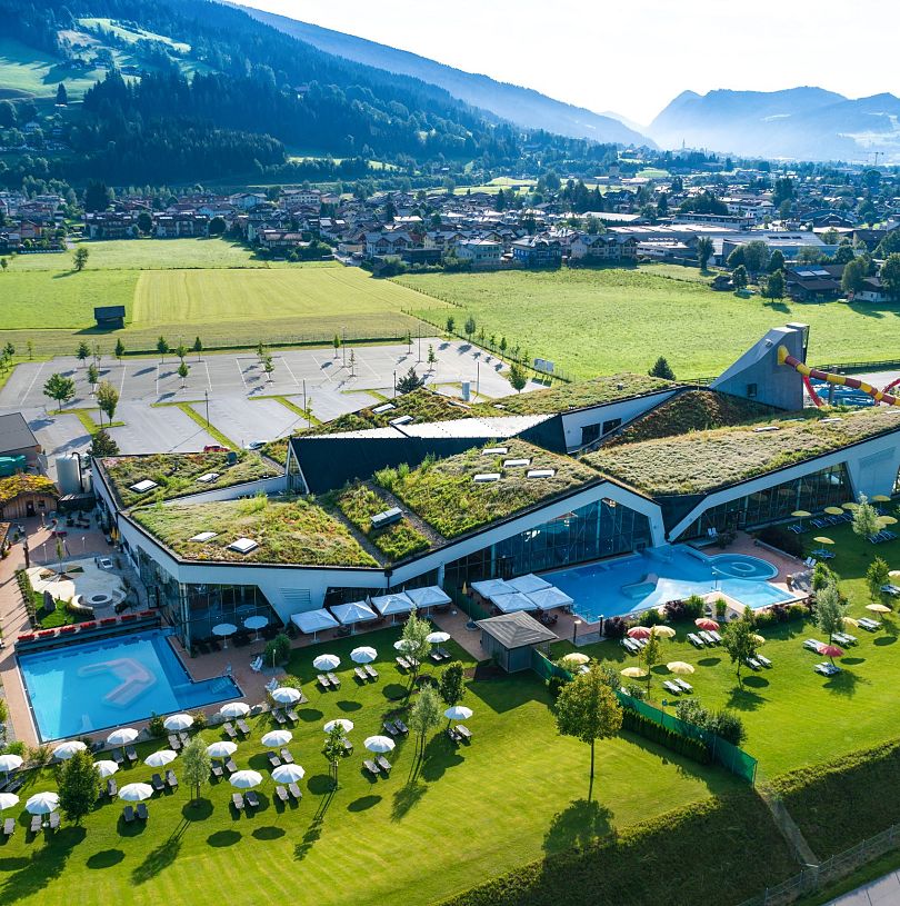 Luftaufnahme der Erlebnistherme Amadé im Sommer.