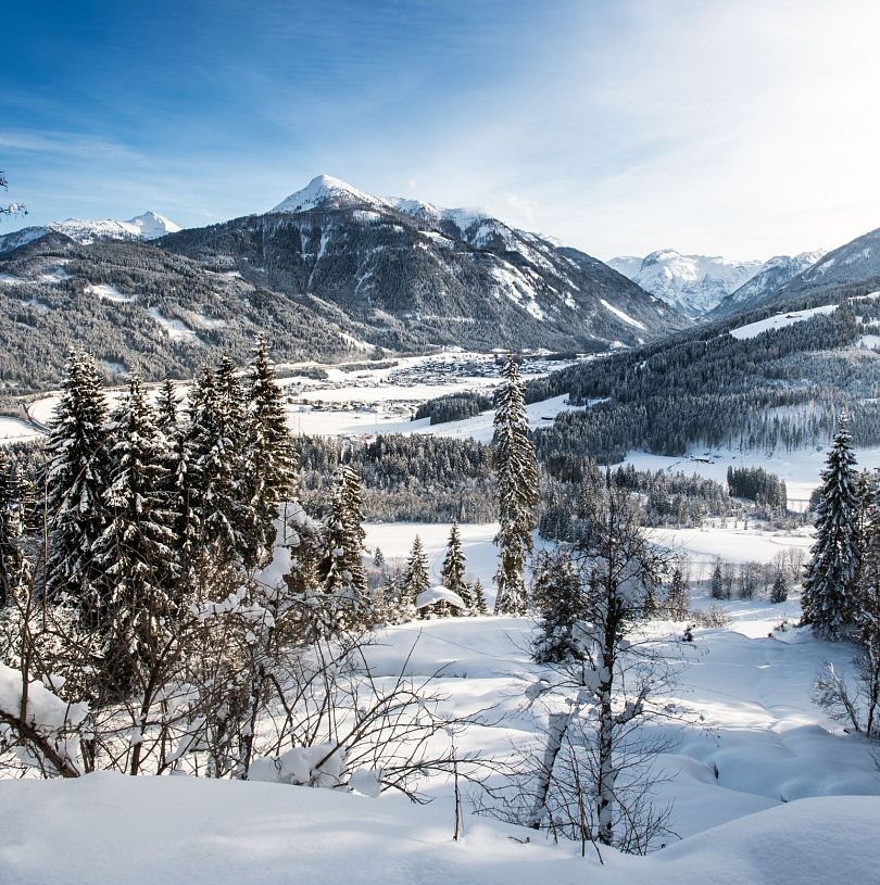 Blick ins tief verschneite Flachautal