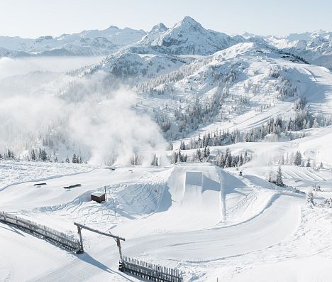 Drohnenaufnahme vom verschneiten Shuttleberg Flachauwinkl-Kleinarl