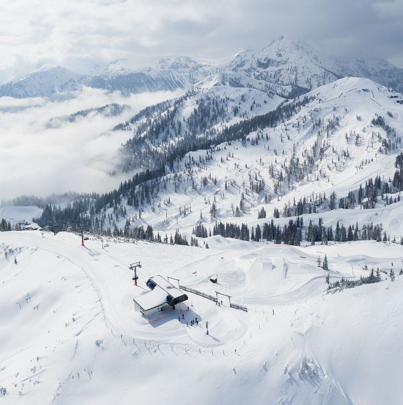 Verschneite Berge, Skilift und Skipisten am Shuttleberg Flachauwinkl-Kleinarl