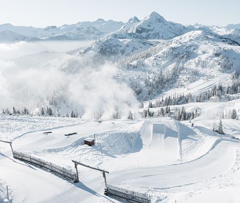 Drohnenaufnahme vom verschneiten Shuttleberg Flachauwinkl-Kleinarl