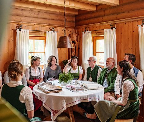 Gruppe singt gemeinsam Volkslieder beim Flacher Herbstg'sang.