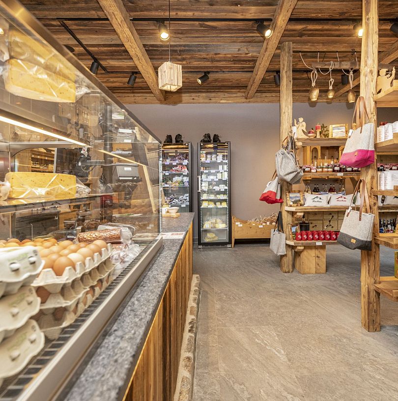 Bauernladen der Dorfalm Flachau, mit regionalen Produkten von Eiern, über Milchprodukte bis hin zu handgefertigten Accessoires.