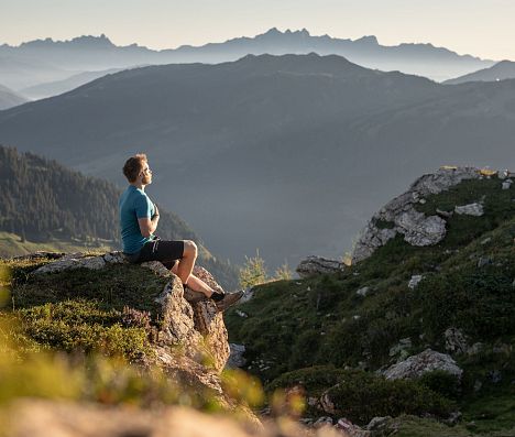 Ein Wanderer genießt die entspannte Atmosphäre am Saukarfunktel in Flachau