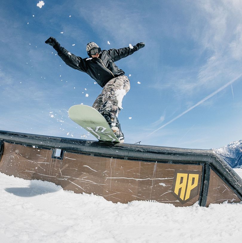 Ein Snowboarder auf einem Hinderniss im Absolut Park am Shuttleberg Flachauwinkl-Kleinarl