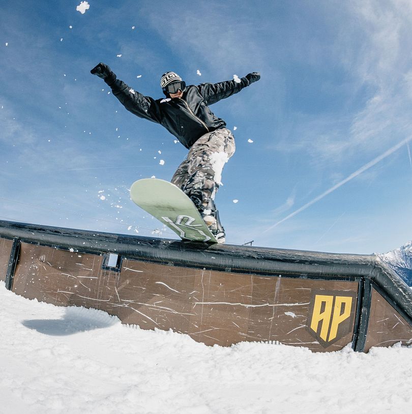 Ein Snowboarder auf einem Hinderniss im Absolut Park am Shuttleberg Flachauwinkl-Kleinarl