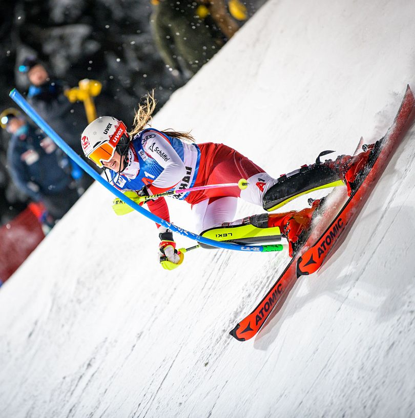 Professionelle Skifahrerin fährt in beim Nachtrennen in Flachau und kippt eine Slalomstange.