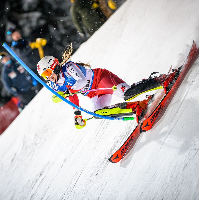 Professionelle Skifahrerin fährt in beim Nachtrennen in Flachau und kippt eine Slalomstange.