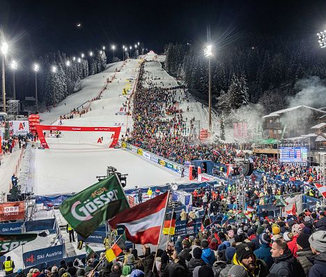 Blick von der vollen Tribüne zur Weltcup-Strecke beim Nachtslalom der Damen in Flachau.
