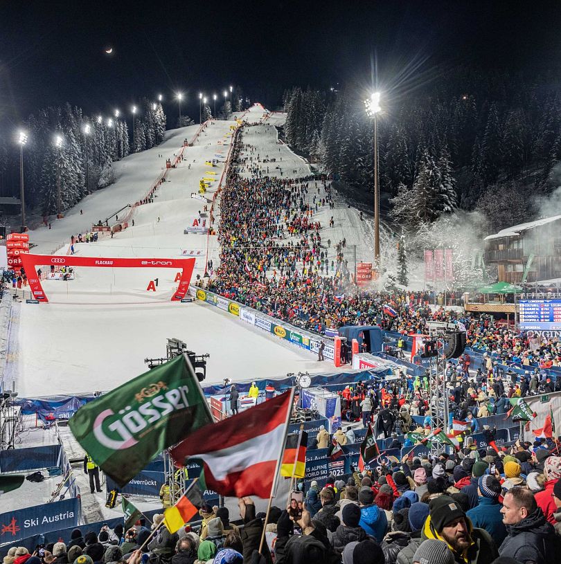 Blick von der vollen Tribüne zur Weltcup-Strecke beim Nachtslalom der Damen in Flachau.