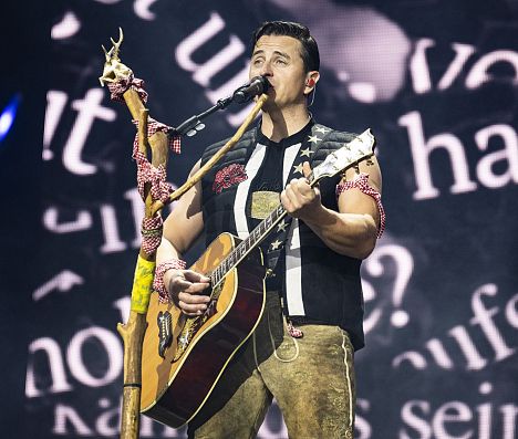 Andreas Gabalier mit Gitarre auf der Bühne