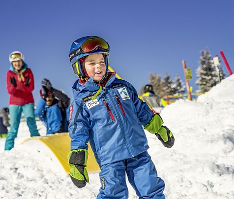 Stolzer Skianfänger freut sich über Fortschritte in Flachau, Ski amadé im Salzburger Land.